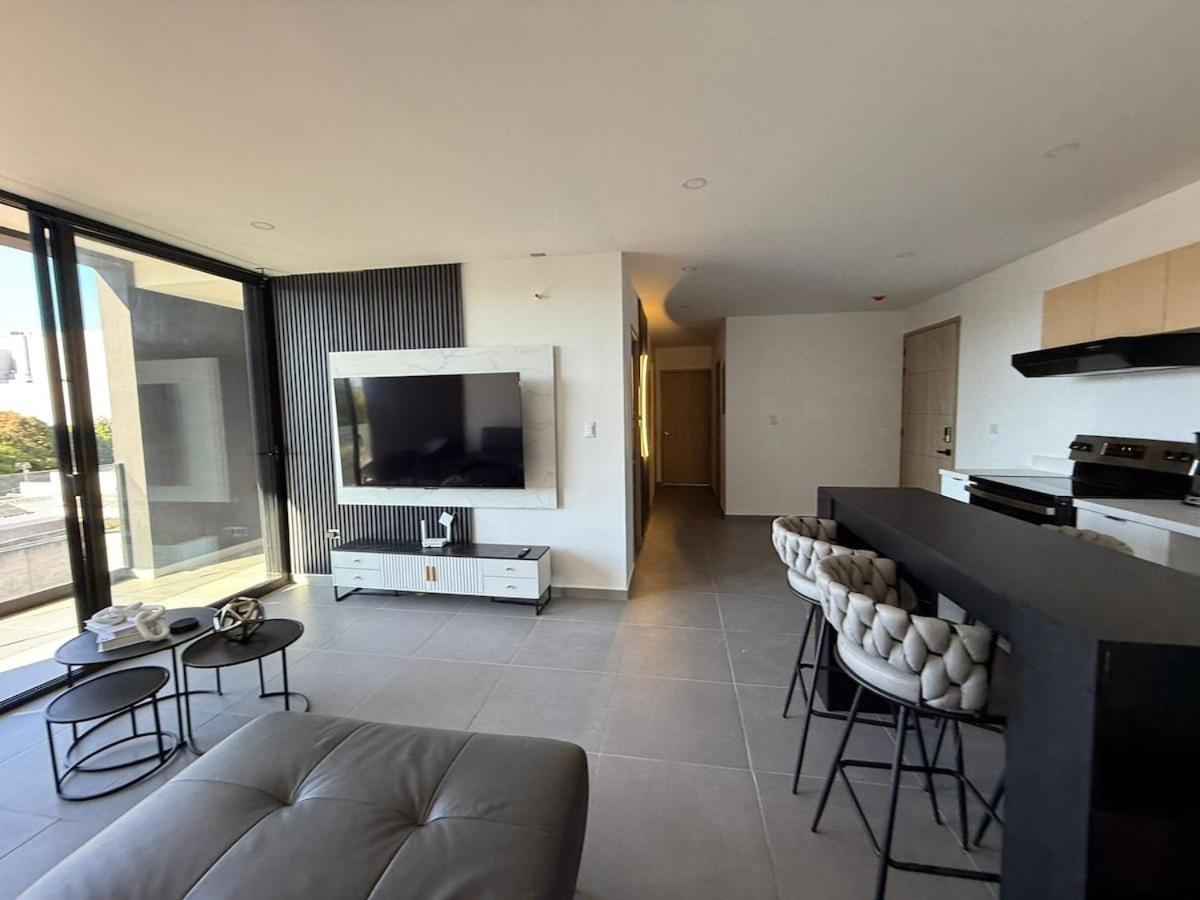 New Apartment-3 Rooms-2 Baths W Rooftop View Apartment